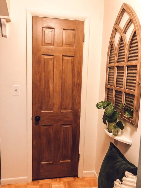 Door Frame Painting Ideas, Stained Interior Doors, Diy Door Makeover, Entrance Closet, Door Transformation, Liquid Wood, Diy Farmhouse Kitchen Decor, 80s Interior, Stained Doors