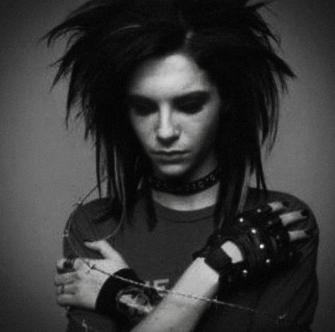 Bill Kaulitz Black And White, Bill Kaulitz Vampire, Icons Emo, Emo Icons, Tokyo Hotel, Georg Listing, Emo Aesthetic, Tokyo Hotels, Emo Guys