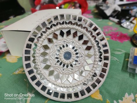 Lippan Art With Cone, Lippan Art Design Mirror Work Circle, Circle Lippan Art, Lippan Kaam, Mirror Mandala, Lippon Art, Dhokra Art, Lipan Art, Painted Mirror Art