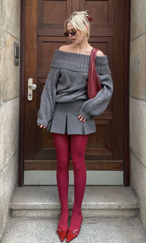 Red Tights Outfit, Burgundy Tights, Red Tights, Trendy Outfits Winter, Flats Outfit, Red Outfit, Lookbook Outfits, Elegant Outfit, Look Chic