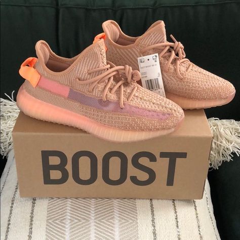 Yezzy Shoes Women, Yeezy Shoes Outfit, Chill Outfit, Yeezy Outfit, Bday List, Sports Shoes Outfit, Yeezy Sneakers, Clay Color, Yeezy Boost 350 V2