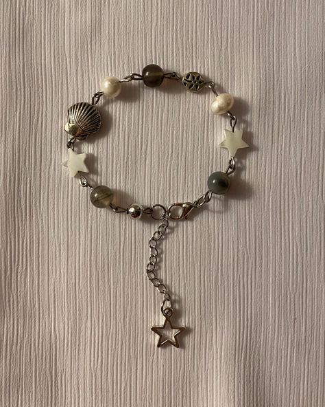 glass brown pearl beaded bracelet Brown Beads Bracelet, Homemade Charm Bracelets, Brown Beaded Bracelets, Homemade Bracelet, Pearl Beaded Bracelet, Homemade Bracelets, Bracelet Inspiration, Beaded Stuff, Shiny Jewelry