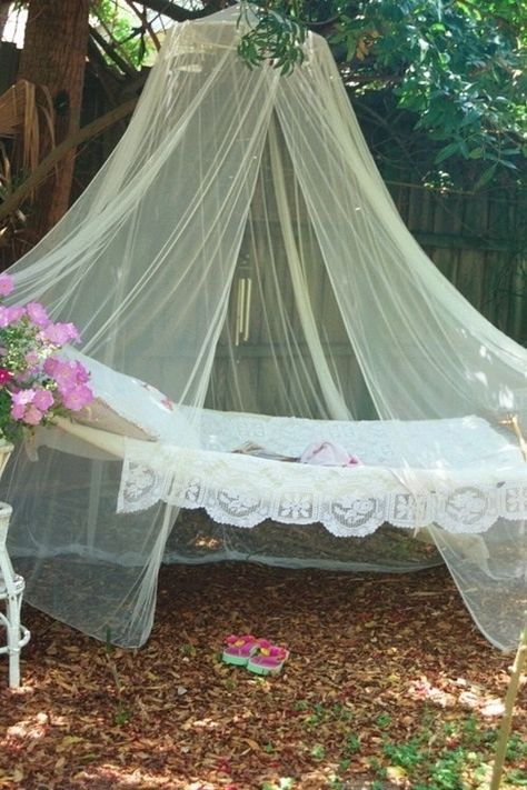 Shabby Chic Hammock. Not only is it pretty, it's practical. This would make a wonderful reading spot! Glamping Ideas, Garden Hammock, Hampi, Bohol, Outdoor Rooms, Dream Garden, My Dream Home, Fabric Decor, Headdress