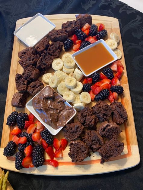 Brownie (cut into squares), Fresh fruit (berries and bananas), and dips (dark chocolate peanut butter, caramel, marshmallow cream). I recommend sundae toppings like strawberry syrup, sprinkles, crushed nuts, etc. TLM Dessert Charcuterie Board, Sundae Toppings, Dessert Charcuterie, Peanut Butter Caramel, Dark Chocolate Peanut Butter, Amazing Food Platters, Fruit Berries, Butter Caramel, Snack Platter