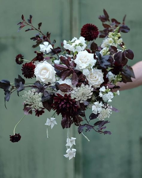 Black Wedding Bouquets To Help You Make A Statement On Your Big Day ❤ Black wedding bouquets asymmetrical #wedding #weddingbouquets Black Themed Wedding, Wedding Bouquet Arrangements, Black Bouquet, Galaxy Wedding, Green Wedding Bouquet, Gorgeous Wedding Bouquet, Cascading Bridal Bouquets, Black Wedding Cakes, Silk Wedding Bouquets