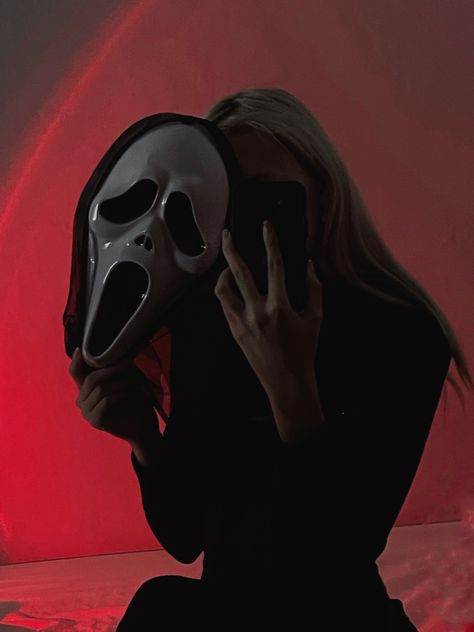 Scream girl cosplay ghostface Ghost Face Costume Women, Scream Mask, Girl Cosplay, Scream Movie, Dark Feminine Aesthetic, Ghost Face, Halloween Photoshoot, Photoshoot Concept, Ghost Faces