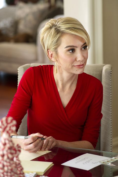 Check out photos from the Hallmark Movies & Mysteries original movie "A Christmas for the Books" starring Chelsea Kane and Drew Seeley. Chelsea Kane Hair, Drew Seeley, Dreamy Christmas, Chelsea Kane, Movie Christmas, New Television, Pixie Bob Haircut, Hallmark Movie, Best Pixie Cuts