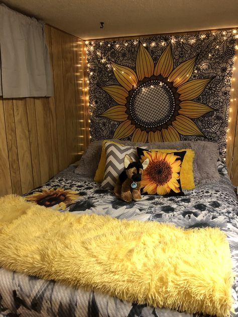 Sunflower Aesthetic Decor, Sunflower Bedroom Theme, Yellow Sunflower Bedroom Ideas, Sunflower Theme Bedroom Ideas, Sunflower Room Aesthetic, Sunflower Bedroom Aesthetic, Sun Themed Room Aesthetic, Sunflower Room Decor Ideas Bedroom, Sunflower Bedroom Ideas Diy