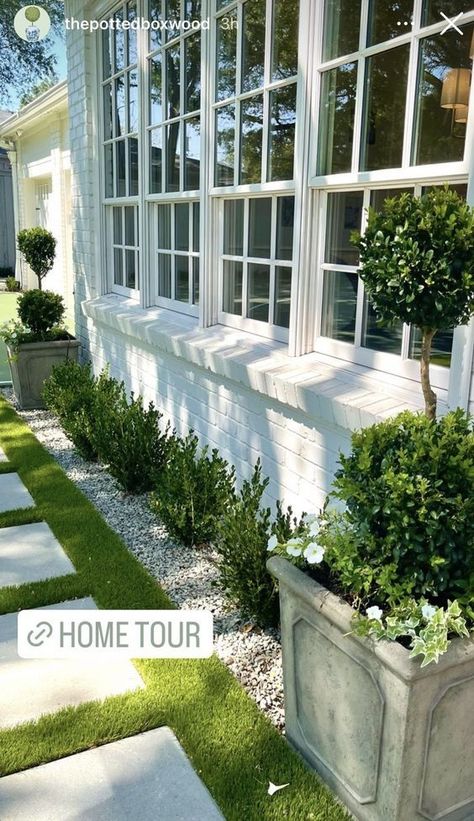 Curb Appeal Landscape, Front Yard Garden Design, Front Landscaping, Backyard Inspiration, Home Landscaping, Front Yard Garden, House Landscape, Front Yard Landscaping Design, English Cottage