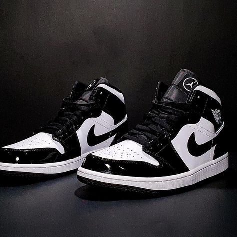 Panda Jordan 1s, Panda Jordans, Jordan 1 Noir, Nike Jordan Black And White, Jordans Black And White, Air Jordan Black And White, Nike Air Jordan Black And White, Jordan Panda, Air Jordan 1 Black And White High