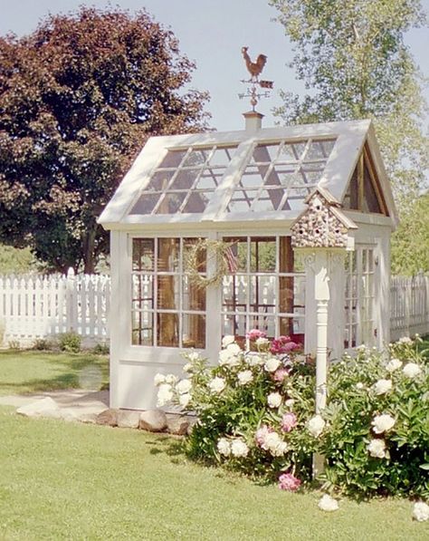 Creative Uses for Old Windows-12-1 Kindesign Serre Diy, Decorating Garden, Window Greenhouse, Greenhouse Shed, Backyard Greenhouse, Greenhouse Plans, Potting Sheds, Cottage Gardens, Diy Greenhouse