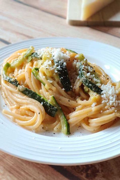 Easy Zucchini Carbonara Recipe - Recipes from Italy Traditional Carbonara Recipe, Zucchini Carbonara, Recipes From Italy, Creamy Pasta Dishes, Italian Pasta Dishes, Carbonara Recipe, Easy Zucchini, Grilled Zucchini, Italian Recipes Authentic