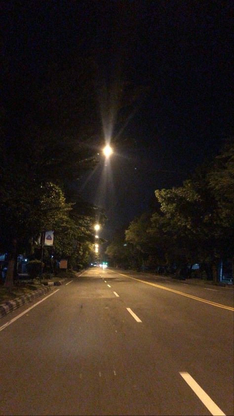 Batam Aesthetic Night, Moonlight Photography, Night Walks, Night Sky Photography, Shadow Photos, Night Scenery, Snapchat Picture, Instagram Ideas Photography, Night Vibes