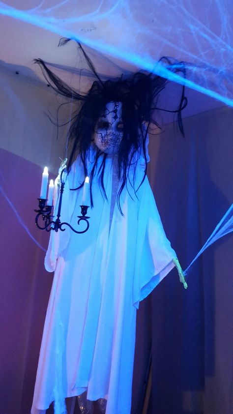 Haunted House Room Themes, Exorcist Halloween Decoration, Spooky Halloween Decorations Indoor, Adult Halloween Party Ideas, Creepy Halloween Party, Halloween Office Party, Decor Around Tv, Scary Halloween Decorations Outdoor, Scary Halloween Decorations Diy