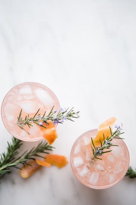 Gin Fizz Cocktail, Christmas Gin, Rosemary Syrup, Grapefruit Cocktail, Infused Gin, Rosemary Simple Syrup, Gin Cocktail Recipes, Gin Fizz, Winter Cocktails