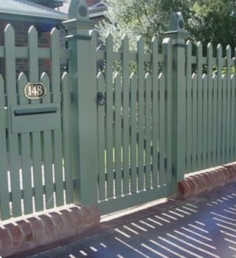 Heritage Fencing, Fun Garden Art, Fences Ideas, Front Yards Diy, Fence Backyard, Design Fence, Fence Diy, Whimsical Garden Art, Diy Garden Fence