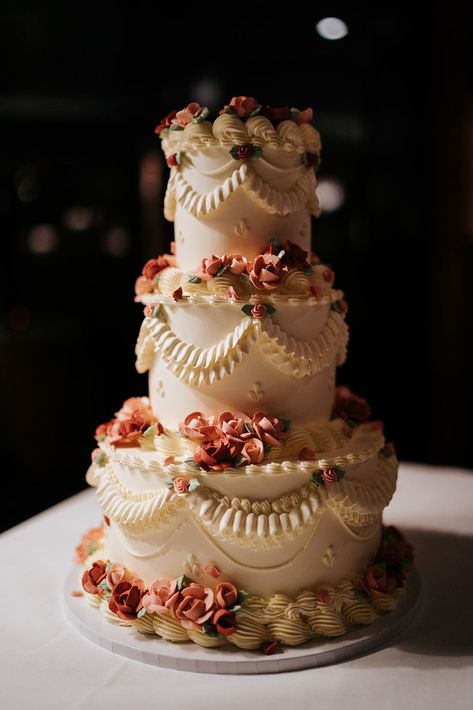 Retro styled wedding cake complete with white frosting and pink frosted roses Vintage Cake Design, Victorian Wedding Cakes, Retro Wedding Cakes, Old Fashioned Wedding, Vintage Wedding Cake, Classic Wedding Cake, English Wedding, Wedding Cakes Vintage, Rock My Wedding