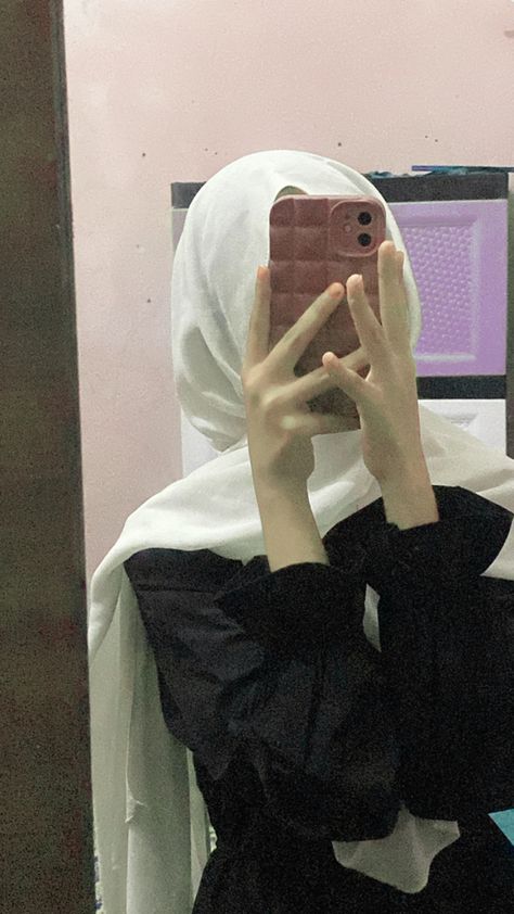 Iphone Selfie, Islamic Wallpaper Hd, Girls Mirror, Hijab Aesthetic, Profile Pictures Instagram, Creative Profile Picture, Islamic Girl, Casual Day Outfits, Hijabi Girl