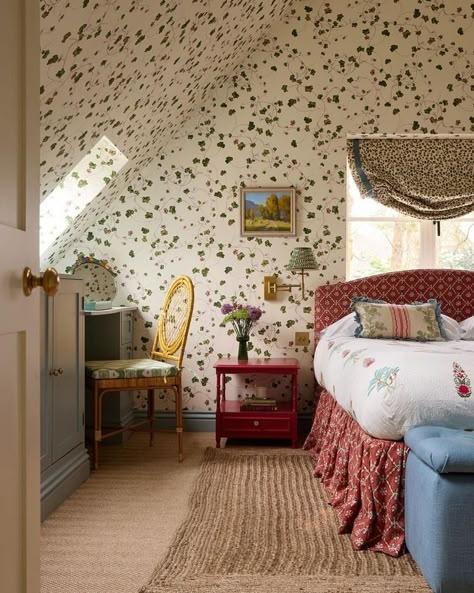 All Posts • Instagram Cotswolds Cottage, Cosy Bedroom, Living Vintage, Attic Bedrooms, Loft Room, Attic Bedroom, Attic Rooms, Country Living Room, Spare Bedroom