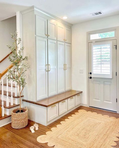 Hallway Cabinets Built In, Small Mudroom Entryway, Mudroom Ideas Entryway Modern, Entry Way Lockers, Modern Home Style, Kim House, Mudroom Remodel, Built In Lockers, Mudroom Cabinets