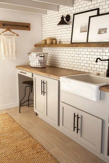 52 Trend Small Laundry Room Design Ideas that you Can Try - Matchness.com Mudroom Laundry Room Ideas, Diy Laundry Room Makeover, Modern Tile Designs, Farmhouse Home Design, Rustic Laundry Rooms, Tiny Laundry Rooms, Room Storage Diy, Laundry Room Doors, Mudroom Laundry Room