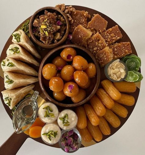 Indian Food Platter Ideas, Indian Dessert Recipes For Party, Diwali Platters Ideas, Sweet Platter Ideas Parties, Indian Sweets Aesthetic, Diwali Table Setting, Indian Food Platter, Diwali Platter, Diwali Food Ideas