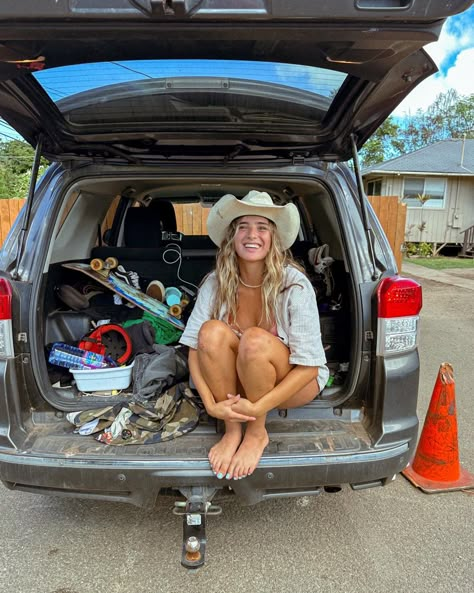 Hippy Cowgirl, Crunchy Cowgirl, Van Life Outfits, Surfer Cowgirl, Western Granola Aesthetic, Country Granola Aesthetic, Granola Cowgirl, Granola Cowgirl Aesthetic, Granola Life