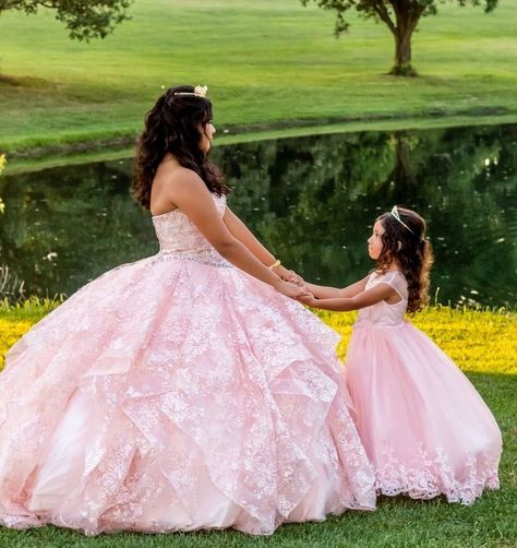 Picture Ideas For Quinceanera, Quinceanera Photoshoot Poses With Family, Quinceanera Mini Me, Sweet 15 Photoshoot Ideas Photography, Quinceanera Dresses For Little Sister, Quince Court Pictures Photo Ideas, Quiencera Photoshoot Ideas, Quince Pics Ideas, Family Quinceanera Pictures