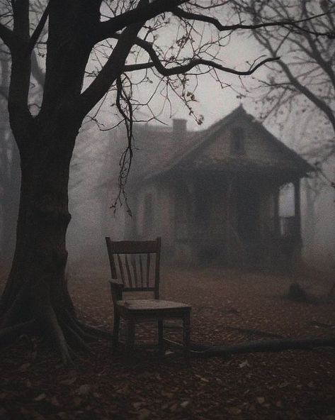 Gothic House Exterior, Colonial Aesthetic, Eerie Photography, Soul Aesthetic, Haunted Woods, Fb Profile Photo, Eerie Places, Ghost City, Dark Visions