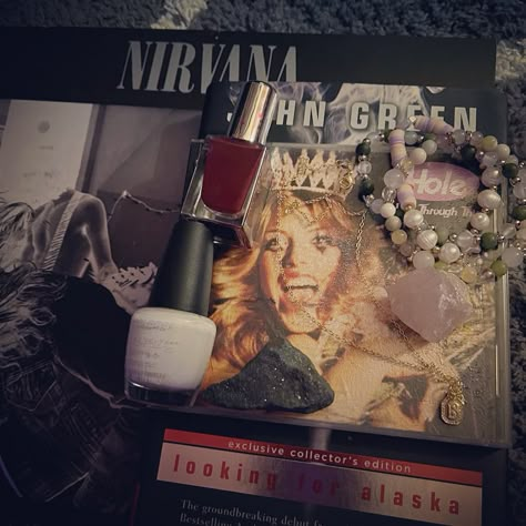 Nirvana Core Aesthetic, Brown Rock Aesthetic, Rebellion Aesthetic Girl, Downtown Alt Aesthetic, Grungequette Aesthetic, Hole Band Aesthetic, Mandy Aesthetic, Rock Girl Aesthetic, Hole Aesthetic