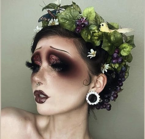 Modern Clown Makeup, Theater Makeup Dramatic, Fashion Show Makeup Looks, Gaunt Makeup, Dystopian Makeup, Avant Garde Makeup Creative, Glam Makeup Eyeshadow, Dragqueens Makeup, Steam Punk Makeup