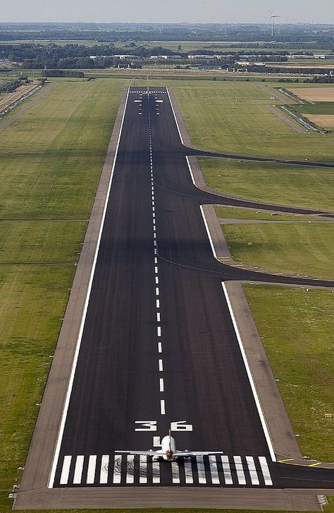 Runway Design, Airport Runway, Small Aircraft, Airplane Wallpaper, Pilots Aviation, Airplane Photography, Airport Design, General Aviation, Aviation Photography