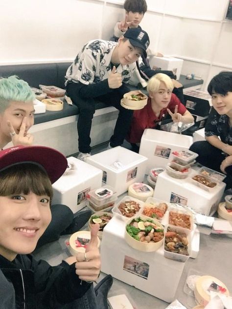 ♈♉♊♋♌♍♎♏♐♑♒♓ #umorismo # Umorismo # amreading # books # wattpad Bts Eating, Bulletproof Boy Scouts, Bts Group, Bts Members, Rap Monster, Boy Scouts, Big Bang, Bts Bangtan Boy, Bts Jin