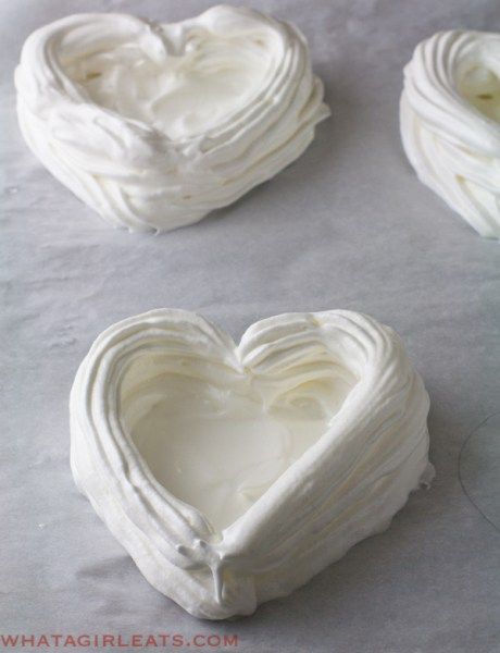 Meringue heart shells Meringue Girls, Raspberry Meringue, Baked Meringue, Raspberry Coulis, Silicone Baking Sheet, Meringue Recipe, Meringue Cake, Raspberry Sauce, Easy Candles