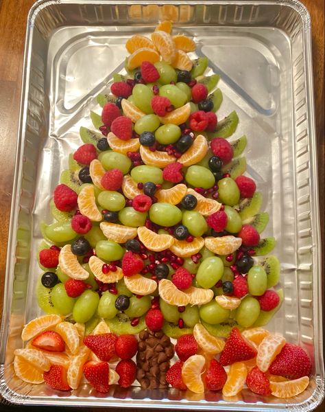 Fruit Tree Charcuterie Board, Fruit Xmas Tree Platter, Christmas Cheese And Fruit Tray, Christmas Tree Fruit Charcuterie Board, Easy Christmas Fruit Tray, Christmas Fruit Tree Platter, Fruit Christmas Board, Christmas Fruit Arrangements, Christmas Fruit And Cheese Platter