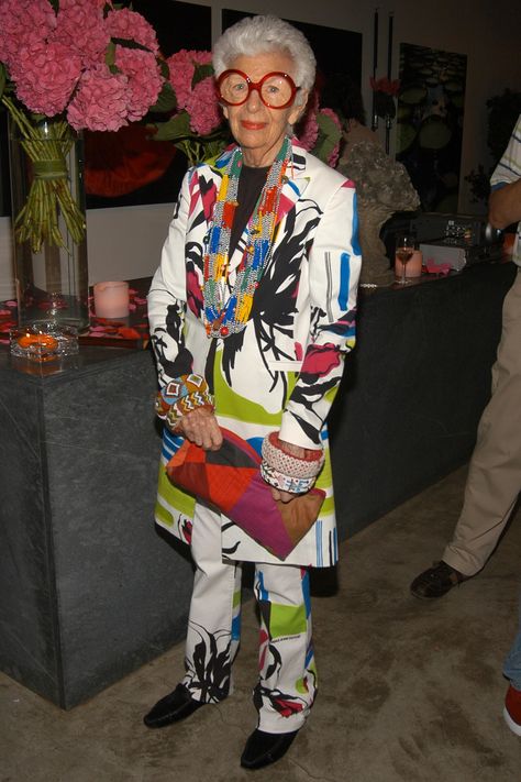 Iris Apfel Turns 96: A Look Back At the Fashion Icon's Most Delightfully Eccentric Looks Photos | W Magazine Iris Fashion, Fall Fashion Skirts, Advanced Style, Ageless Style, 20 Century, Beauty And Fashion, Fashion Quotes, Looks Style, Stylish Girl