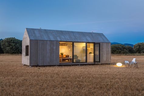 10 Brilliant Tiny Houses that are Revolutionizing Micro-Living | ArchDaily Prefab Cabins For Sale, Prefab Cabin Kits, Larch Cladding, Prefab Buildings, Prefab Cabins, Cabins For Sale, Timber Structure, Portable House, House Roof