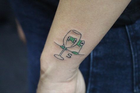 #frog #wine #wineglass #frogtattoo #greengreentattoo #greenfrogtattoo #adanatattoo #thevaletattoo #cutetattoo #minimaltattoo Frog Wine Glass Tattoo, Wine Glass Tattoo, Wine Tattoo, Glass Tattoo, Le Tattoo, Green Tattoos, Frog Tattoos, Drinking Wine, Green Frog