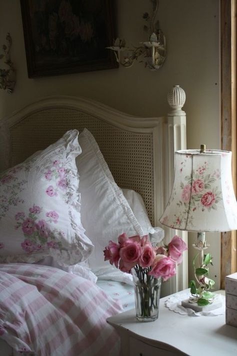 :) Shabby Chic Decorating, Styl Shabby Chic, Flowers In A Vase, Shabby Chic Bedroom, Shabby Chic Bedrooms, Chic Bedroom, Shabby Cottage, Shabby Vintage, Shabby Chic Cottage