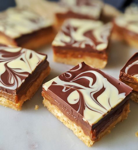 Easy No-Bake Millionaires Shortbread (GF) - My Gluten Free Guide Millionaires Shortbread, Gluten Free Guide, Millionaire Shortbread, Shortbread Bars, Gluten Free Desserts Recipes, Baking Tins, Free Life, Pie Dessert, Cookie Cake