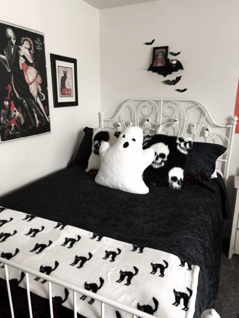 Goth Bedroom Minimalist, Simple Goth Bedroom Ideas, Goth Bedroom Decor Ideas, Alternative Home Decor Ideas, Gothic Bedroom Simple, Gothic Bedroom Design, Gothic Bedroom Decor Ideas, Bedroom Ideas Gothic, Gothic Room Bed