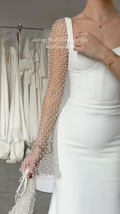 Timeless pearls reinvented in fresh new ways courtesy of @aeslingbride and romantic removable sleeves. #caratsandcake 👰‍♀️: @aeslingbride | Instagram Mythical Wedding, Pearl Sleeves, Removable Sleeves, Gorgeous Outfits, Pretty Wedding Dresses, Classic Wedding Dress, Magical Wedding, January 11, Wedding Dress Sleeves