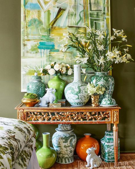 going G R E E N 💚 design by: @melanieturnerinteriors Green Chinoiserie, Greek Revival Home, Asian Vases, Chinoiserie Decorating, Chinoiserie Style, Chinoiserie Chic, Asian Decor, Ballard Designs, Southern Style