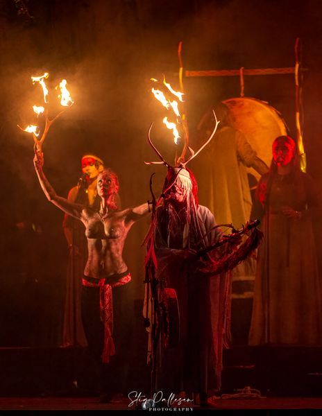 The amazing Maria Franz of experimental folk music band Heilung. Here at Midgardsblot 2019. If you ever have the chance to see them live, just do it. It is mesmerizing! Heilung Band, Maria Franz, Pagan Music, Curly Beard, Old Norse, Composition Photography, Gender Envy, Music Theater, Rock Concert