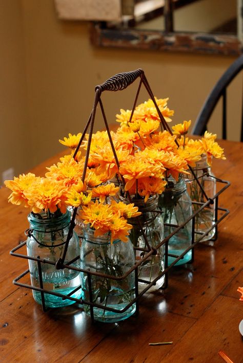 I love everything about this... the happy orange flowers, the vintage milk bottle carrier, the aqua mason jars... LOVE! Milk Bottle Carrier, Vintage Milk Bottles, Interior Design Minimalist, Smart Tiles, Fall Kitchen, Bottle Carrier, Decoration Originale, Deco Floral, Antique Decor