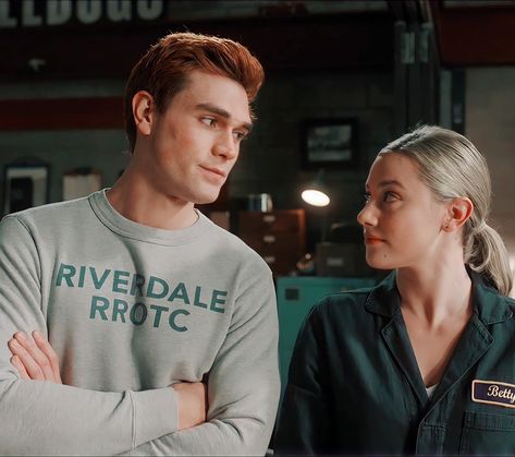 Riverdale Archie And Betty, Riverdale Betty, Archie And Betty, Bughead Riverdale, Riverdale Memes, Cw Dc, Archie Andrews, Betty Cooper, Cheryl Blossom