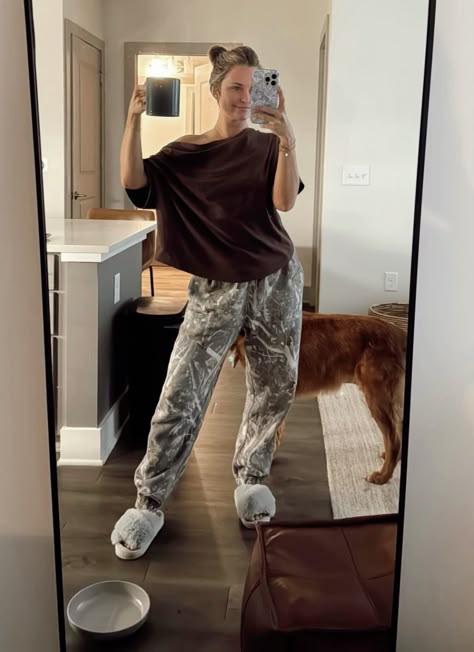 #camouflage #camooutfit #countrygirl #sweatpants #abercrombie #cozystyle Camp Sweatpants Outfit, Camo Sweats Outfit, Camo Sweatpants Outfit, Camo Joggers Outfit, Camp Pants Outfit, Cute Camo Outfits, Sweats Outfits, Preppy Girl Outfits, Camo Outfit