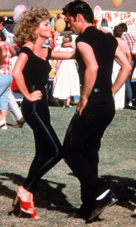 Olivia Newton-John and John Travolta - Grease (1978) 80s Halloween Costumes Couples, Grease Couple Costumes, 80s Couple Costume, 80s Couples, Grease Halloween Costumes, Movie Couples Costumes, Grease Outfits, Grease Costume, 80s Halloween Costumes