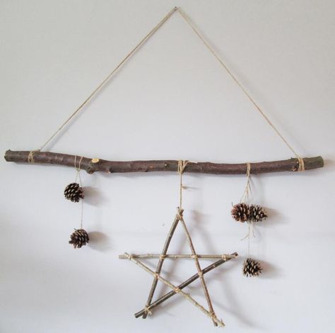 Hanging Stick Decor, Yule Diy, Branch Hanger, Homemade Mobile, Tree Branch Crafts, Tree Branch Decor, Crooked Tree, Christmas Decs, Primitive Home Decor