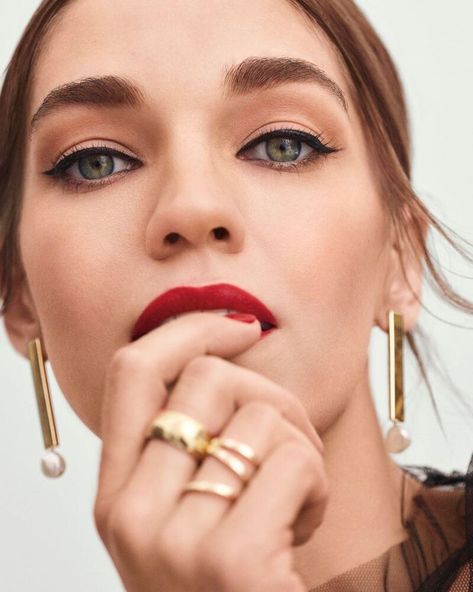 Samantha Gradoville (@samgradoville) posted on Instagram: “All glammed up with no where to go 👄 #quarantinelife #bobbibrown #makeup” • Apr 25, 2020 at 4:18pm UTC Fine Eyeliner, Women's World Cup, Eyeliner Brush, Contemporary Photographers, Spring Beauty, Dramatic Look, Gel Eyeliner, Mens Gift Sets, Eyeshadow Makeup